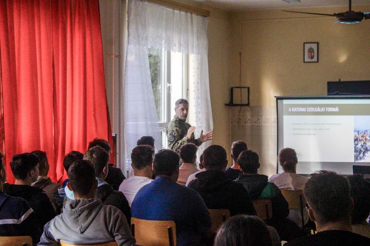 A magyar honvédség pályaorientációs előadása