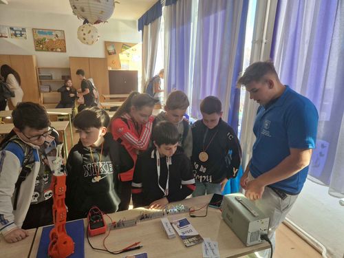 15 általános iskolában tartottak oktatóink és diákjaink pályaorientációs előadásokat